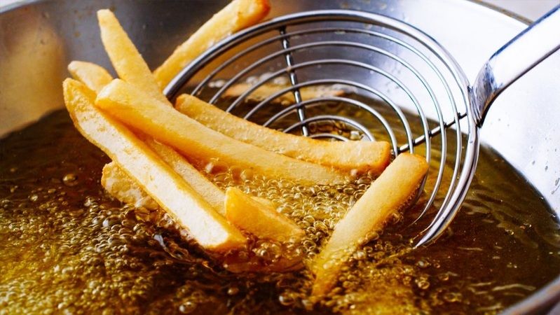 Kızartma tenceresine 1 tatlı kaşığı kadar ekleyin! Patatesleri çünkü çıtır çıtır yapıyor 1